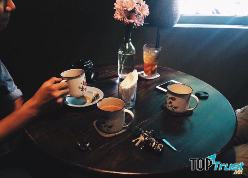 Tự do Cà Phê, như tên gọi của nó, quán vô cùng thoải mái với phong cách tự do.