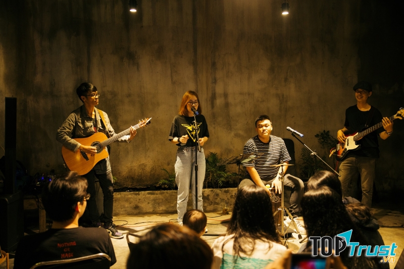 Quán thường xuyên có chương trình nhạc và đàn guitar vào một số thời gian nhất định trong tuần.