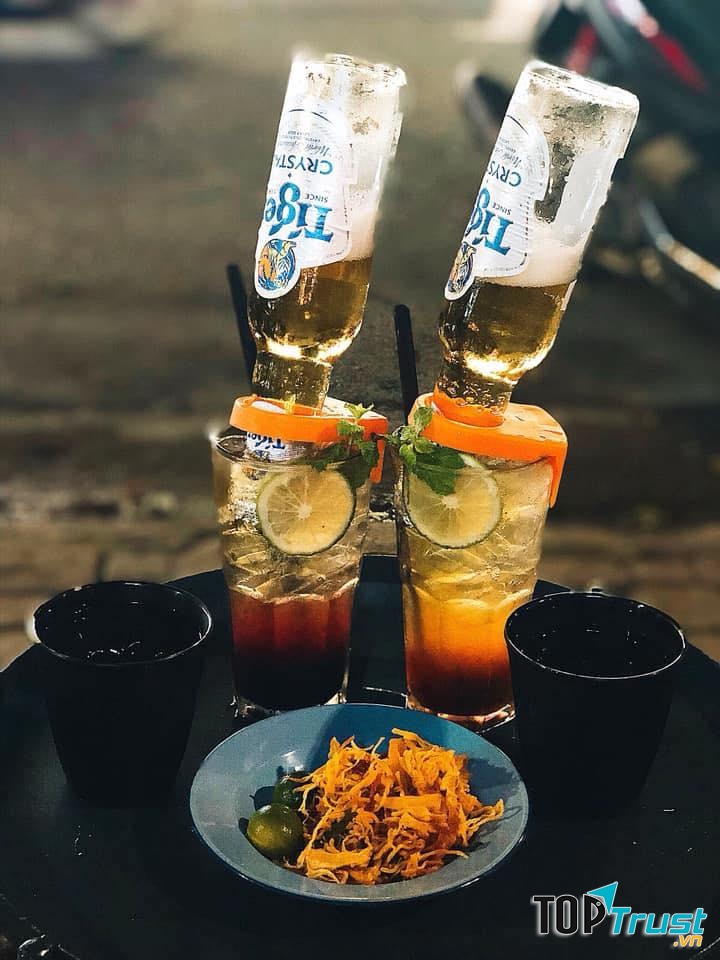 Đồ uống đa dạng, đủ loại, đặc biệt gần đây quán cực kỳ nổi với món bia úp ngược. 