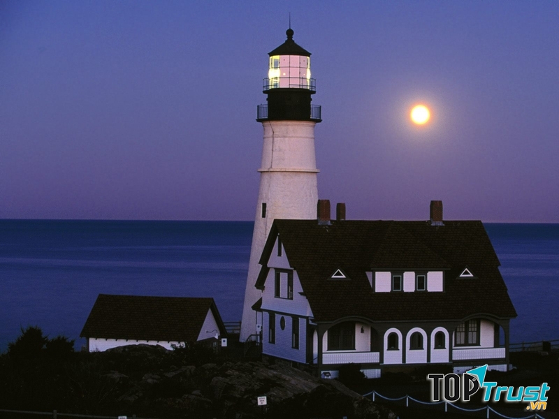 Cho dù là ban đêm thì ngọn hải đăng vẫn luôn phát sáng