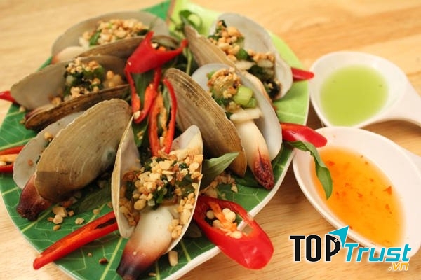 Tu hài là một đặc sản quý hiếm của Đảo Cô Tô, thường được chế biến theo kiểu wasabi, nướng hoặc nấu cháo.