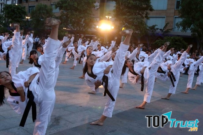 Tự làm mình bận rộn.