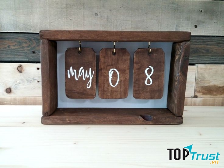 Lịch để bàn bằng gỗ.