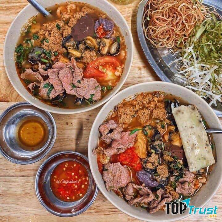 Tô bún riêu quán Tư Lan không chỉ ngon về hương vị mà còn có vẻ ngoài hài hòa màu sắc rất lôi cuốn ánh nhìn