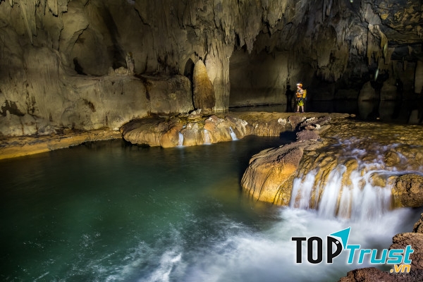 Hồ nước trong hang động