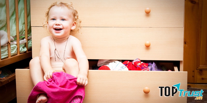 Tự mặc quần áo