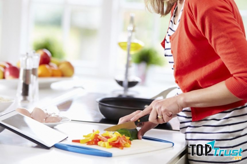 Tự nấu ăn ở nhà