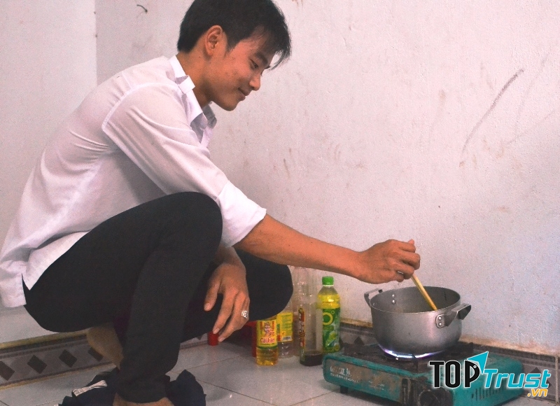 Tự nấu ăn, tự tập luyện thể duc buổi sáng