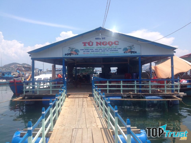 Ở đây bạn sẽ được thưởng thức các món ăn rất ngon như: Mực nướng muối ớt xanh, Cầu gai nướng mỡ hành