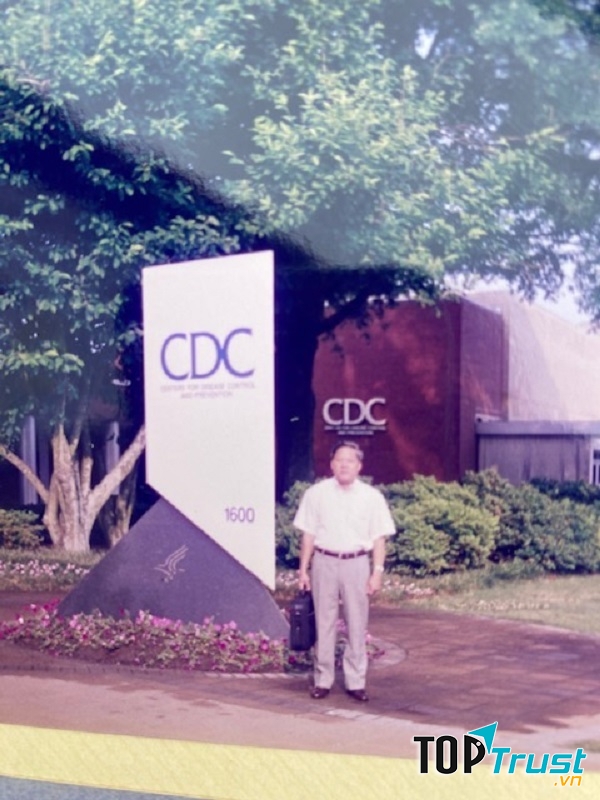 Giáo sư – Tiến sĩ khoa học Phùng Đắc Cam tại CDC Atlanta.