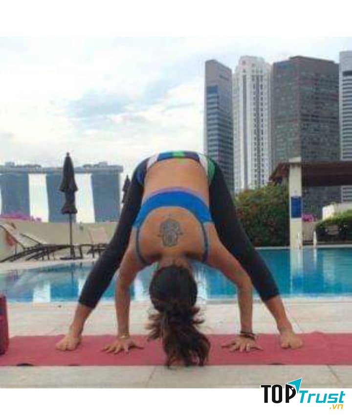 Tư thế duỗi thẳng chân mở rộng