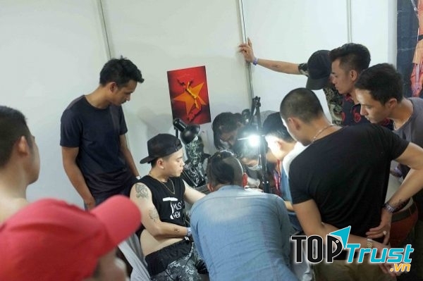 Artist Tú Đen trong lúc làm bài thi