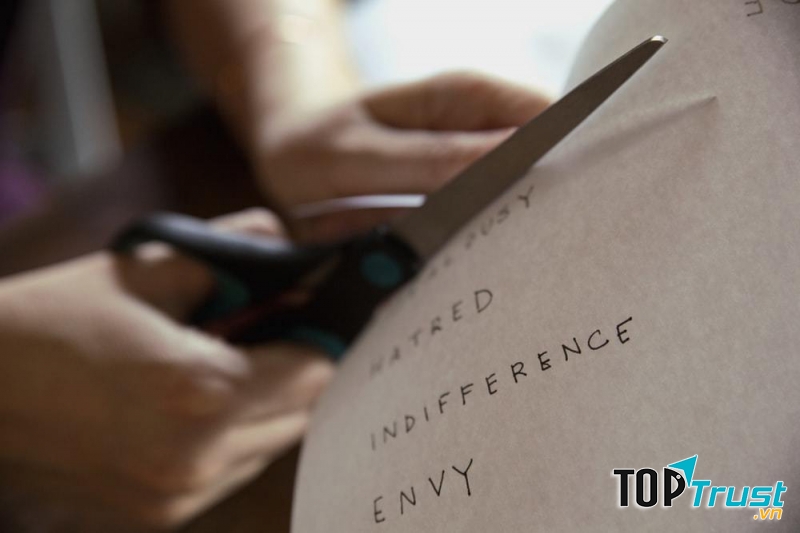 Khi bạn cảm thấy mình thua kém ai đó, chính bạn đang tự đánh giá thấp mình hơn họ