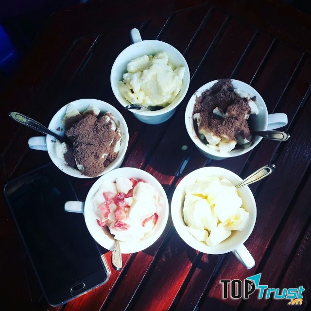 Sữa chua dẻo được mix với rất nhiều loại trái cây tươi cắt nhỏ, tạo nên hương vị đặc biệt.