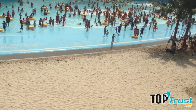 Bãi biển nhân tạo với bờ cát trải dài