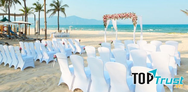 Bạn có thể tổ chức cưới tại bãi tắm Tuần Châu, một bãi tắm nhân tạo dài khoảng 2km, chỉ cách cầu tàu du lịch 8km.