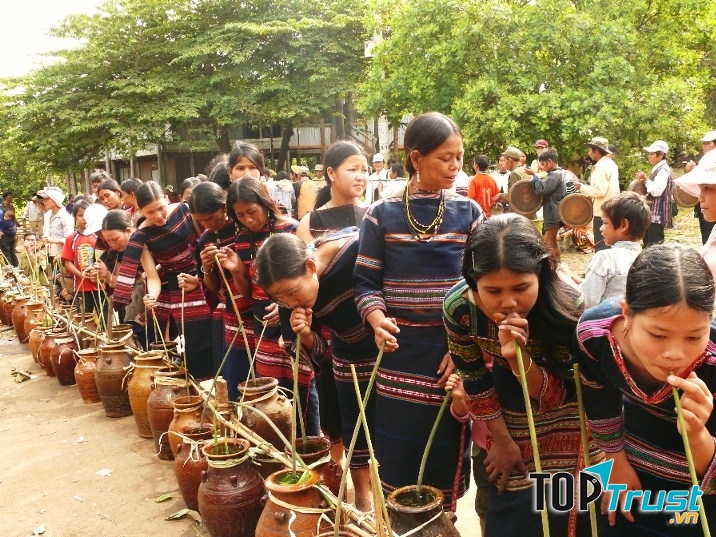 Rượu cần là một thứ rượu ngọt và thơm nhưng lại không khiến người ta say mà lại nhớ.
