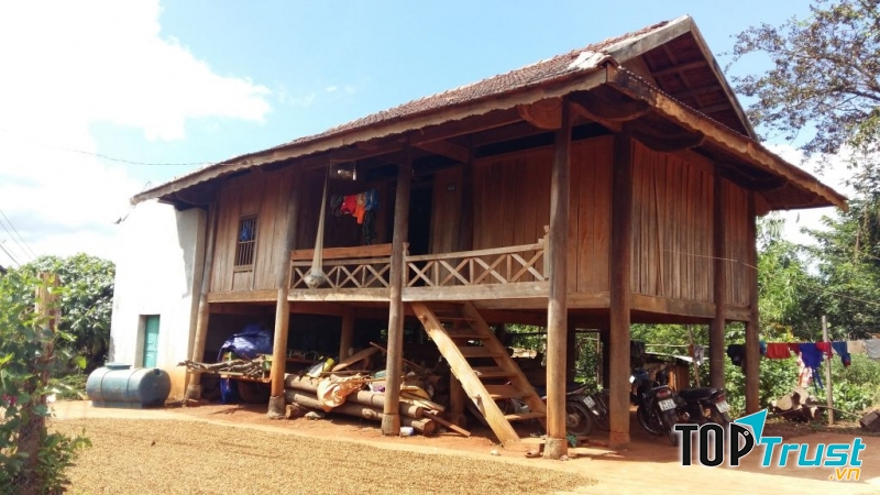 Qua thời gian, buôn Thái đã đổi thay biến tập tục “ngủ thăm” đến “ngủ thật”