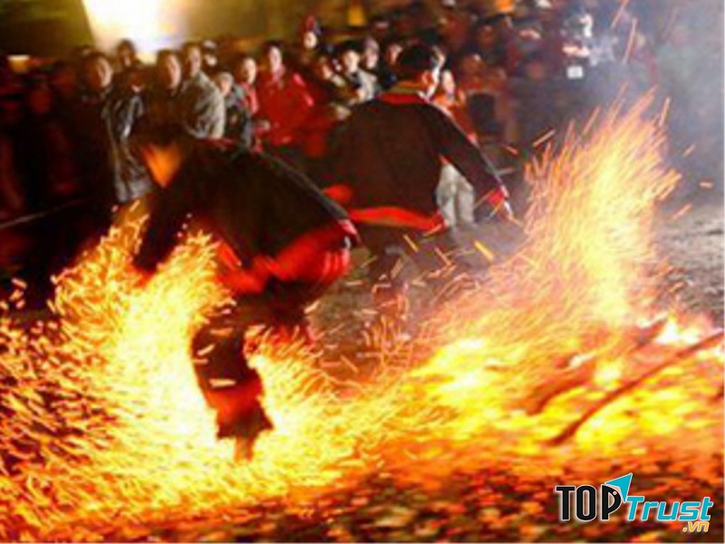 Lễ nhảy lửa là dịp để mọi người cùng vui chơi