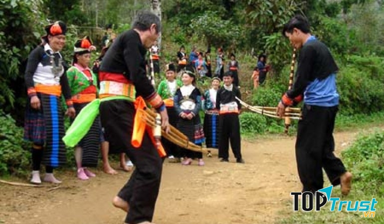 Thổi khèn ở chợ tình Sapa