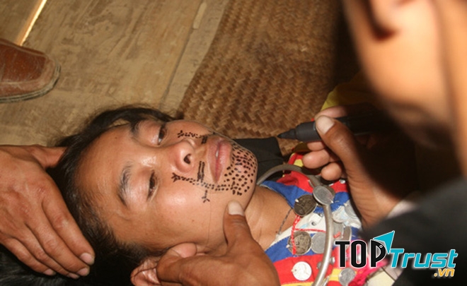 Hình xăm trên cằm mỗi người không chỉ thể hiện cho sự trưởng thành của người đó mà nó còn thể hiện tín ngưỡng tâm linh.