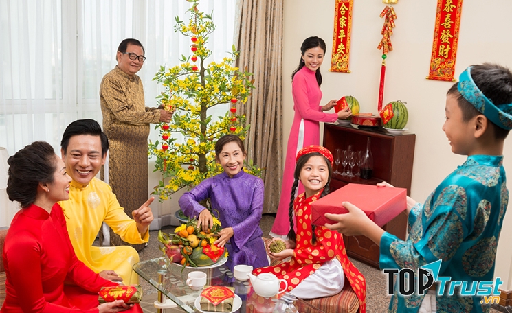 Người xông đất sẽ mang lại may mắn cho gia chủ