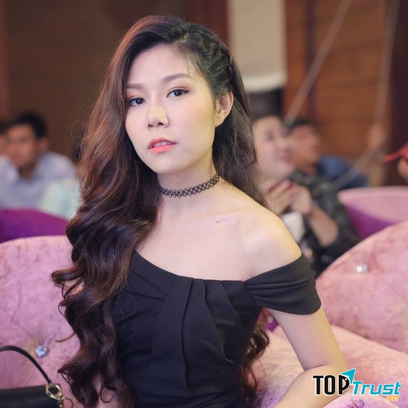 Cô được biết đến với vai trò là một nhà văn, đồng thời còn là một doanh nhân thành đạt.