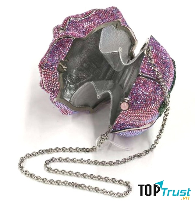 Chiếc túi còn có 1169 viên sapphire và 800 hạt Tuamalin.