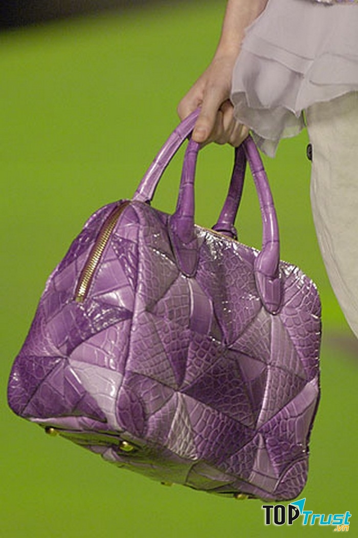Túi da cá sấu Carolyn của Marc Jacobs có giá 38.470 USD