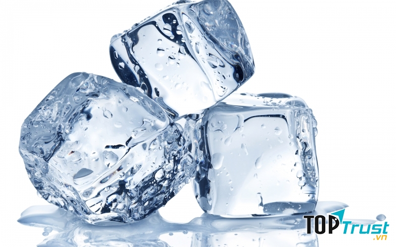 Chườm đá giúp giảm cơn đau đầu nhanh chóng.