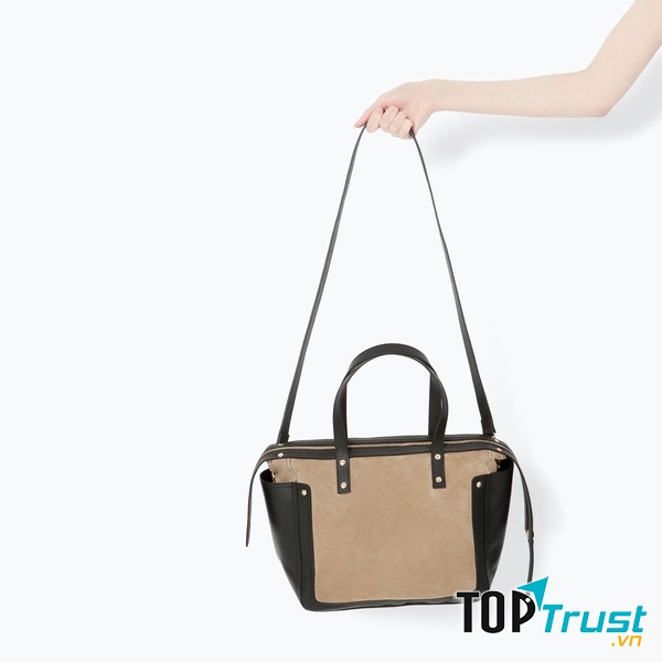 Thiết kế linh hoạt của Zara có thể chọn đeo vai hoặc đeo chéo.