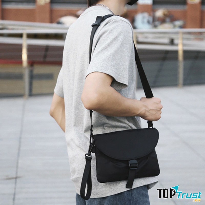 Những chiếc túi phong thư nhỏ gọn, thời trang.