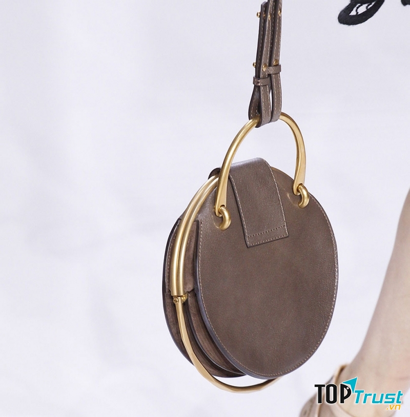 Chiếc túi có kiểu dáng và phần quai cầm lạ mắt, độc đáo