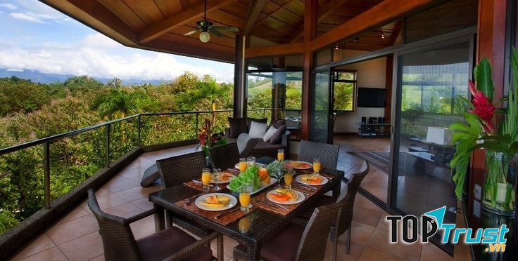 Thưởng thức đồ ăn trong không gian yên bình tại khách sạn Tulemar Bungalows & Villas