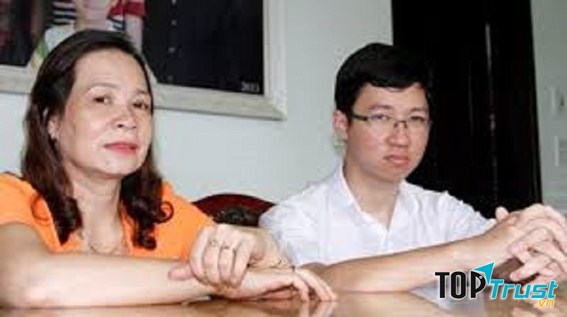 Nhật Minh và mẹ