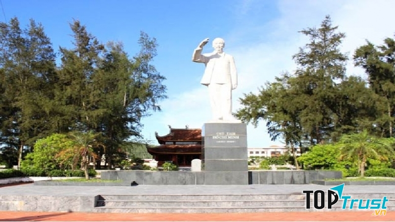 Khu di tích nhà lưu niệm Bác Hồ tại huyện đảo Cô Tô