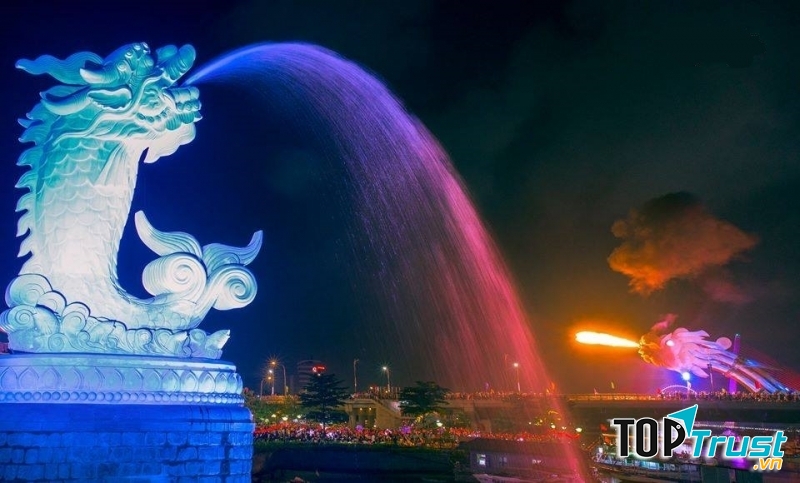 Khung cảnh vô cùng nên thơ và thú vị của Tượng cá chép hóa rồng tại Đà Nẵng