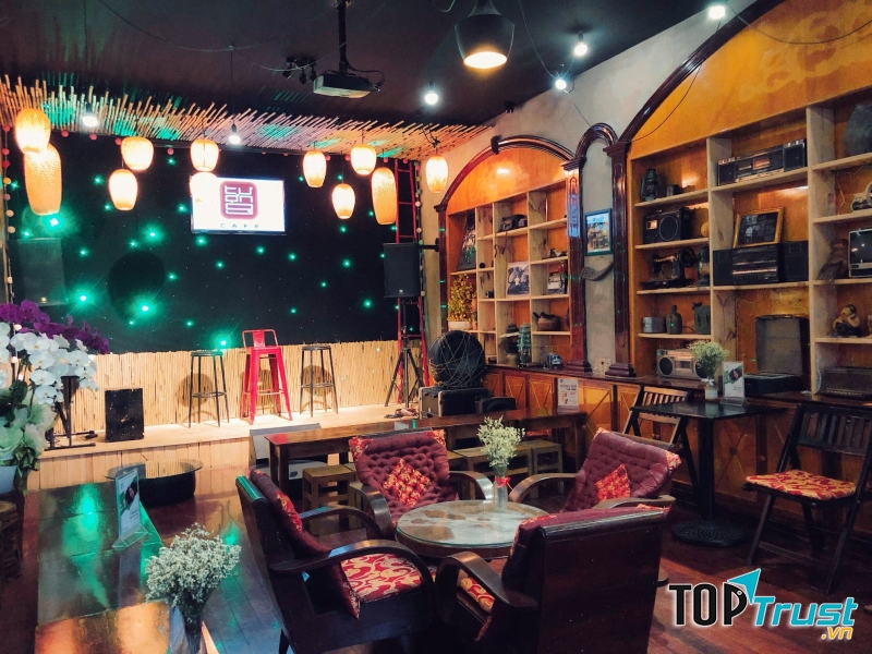 Quán view đẹp, kiểu Sài Gòn xưa rất độc và lạ như một hơi thở nhẹ nhàng tách biệt hẳn với thế giới xô bồ náo nhiệt