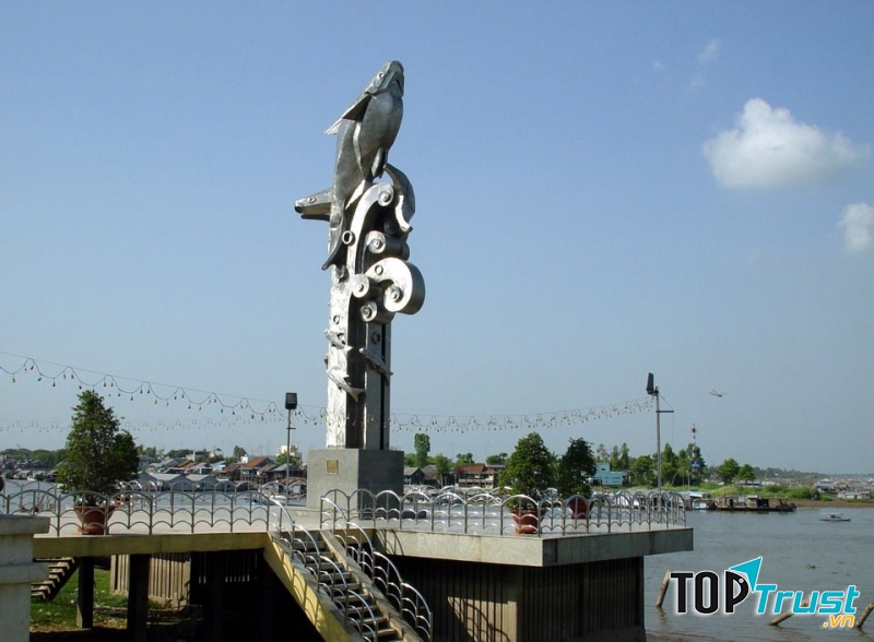 Tượng đài cá basa Châu Đốc