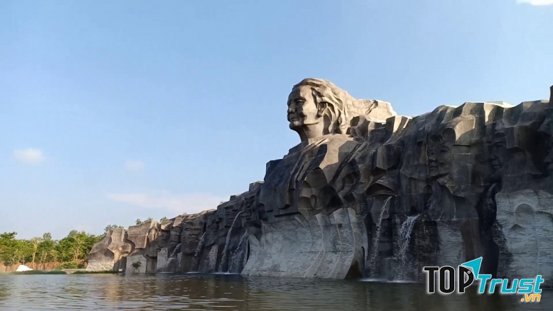 Tượng đài Bà mẹ Việt Nam anh hùng