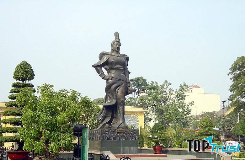 Tượng đài nữ tướng Lê Chân