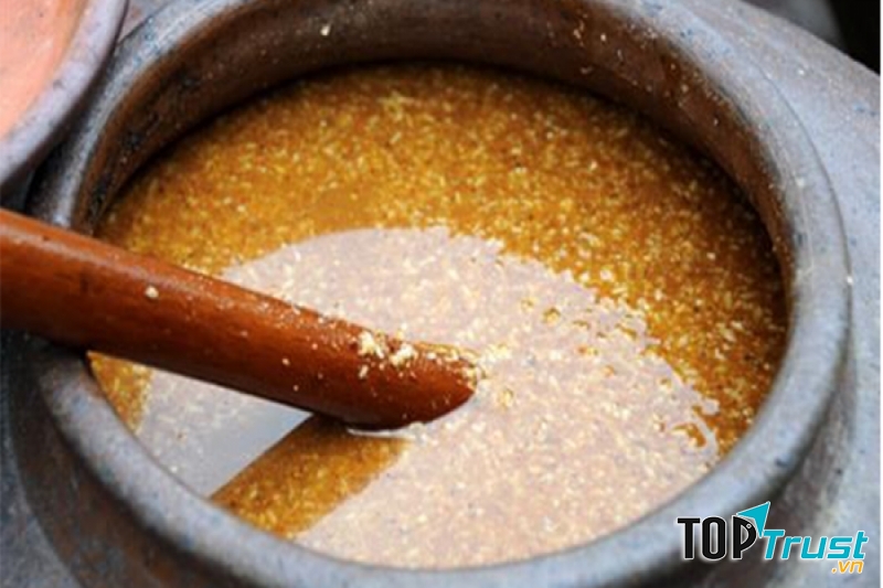 Trong quá trình ủ phải khuấy tương