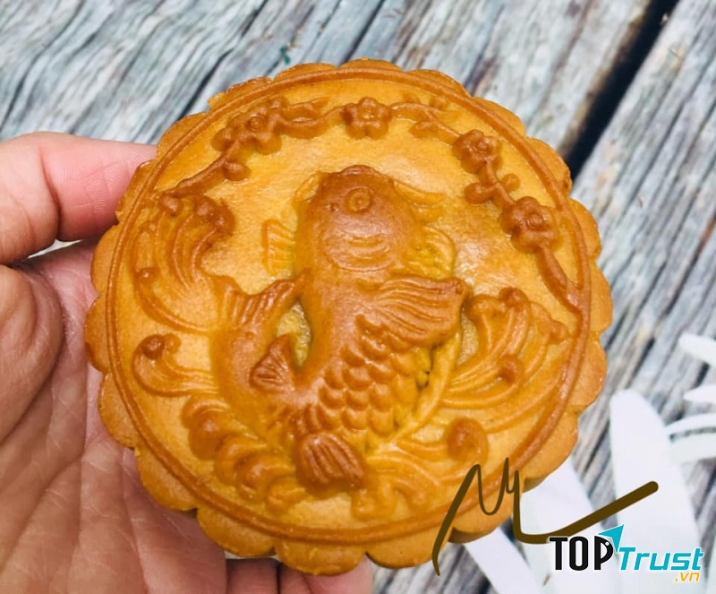 Bánh trung thu Tường Vy thơm ngon nổi tiếng với các loại nhân siêu sang như nhân thập cẩm xá xíu gà quay, nhân thập cẩm ngũ hạt.