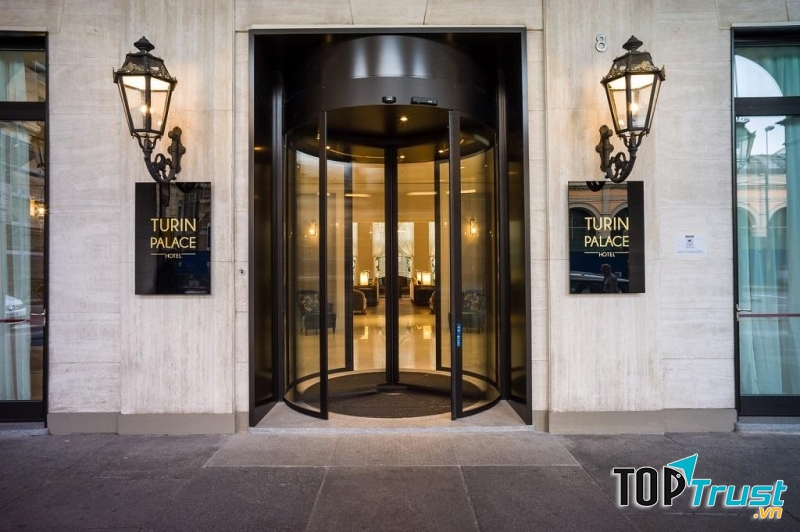 Cửa chính vào Turin Palace Hotel