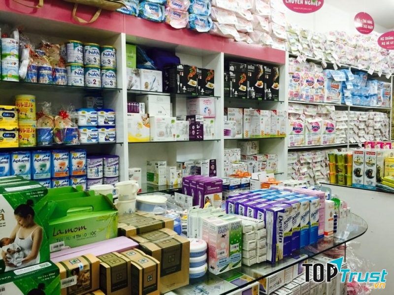 Một góc bán sữa và các mặt hàng phục vụ sức khỏe bé yêu tại Tuticare