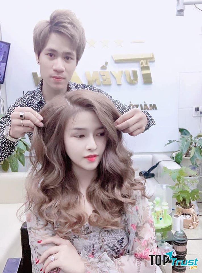 Mẫu tóc uốn lượn sóng luôn hot tại Salon