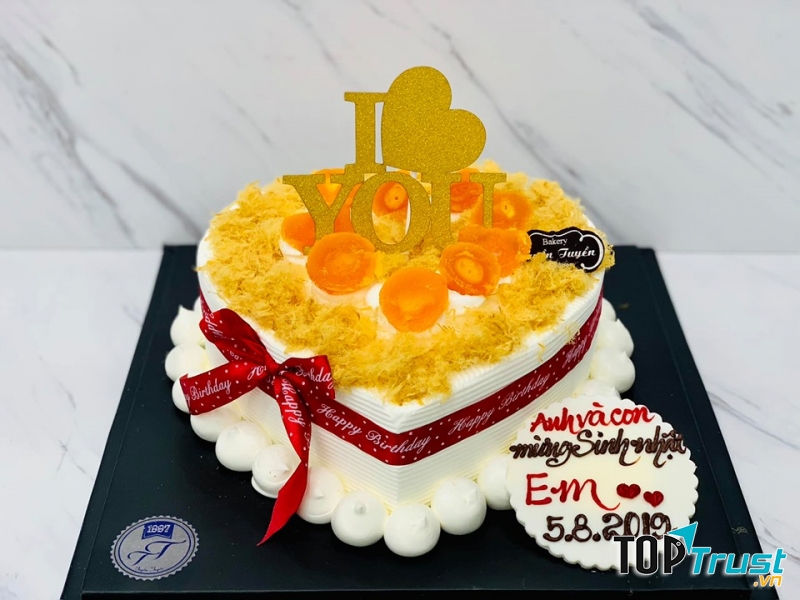 Sự kết hợp giữa banh kem và bánh bông lan trứng muối, tạo nên một loại bánh vừa lạ vừa quen đó là “bánh kem trứng muối”