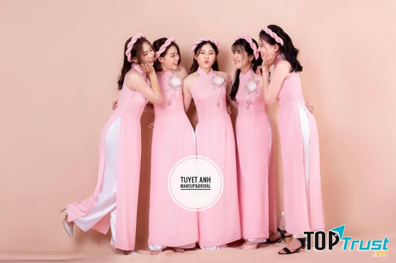 Màu sắc áo dài rất tươi sáng, phù hợp với không khí vui vẻ ngày cưới