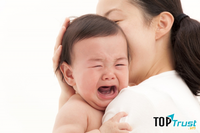 Ôm và xoa dịu bé bất cứ khi nào bé khóc mà không có lý do