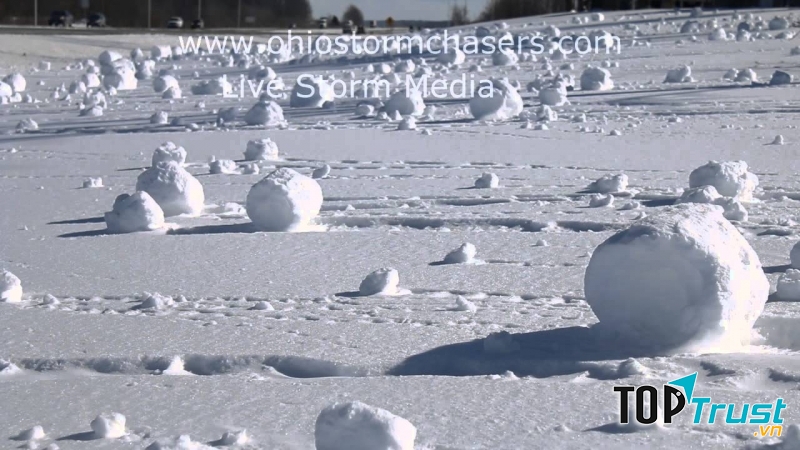 Tuyết cuộn trong một cơn bão tuyết ở bang Ohio, Mỹ